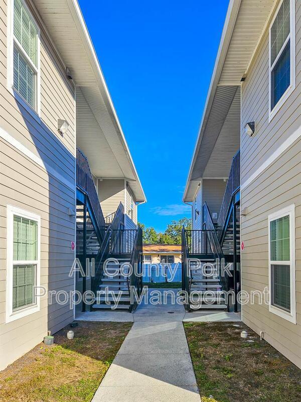 Building Photo - 915 Ariana St