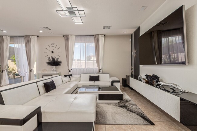 Building Photo - MODERN DESIGNED 4-BED, 3-BATH HOME IN SOUT...