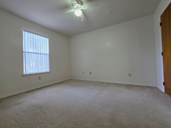 Building Photo - One Bedroom One Bathroom condominium second floor