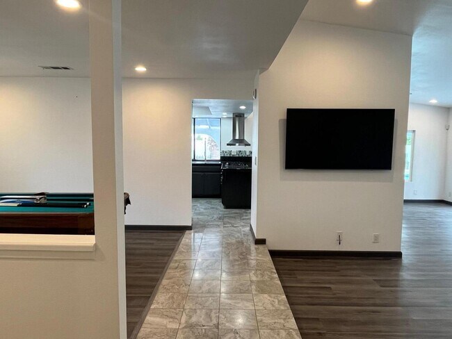 Building Photo - 1233 E Via Escuela