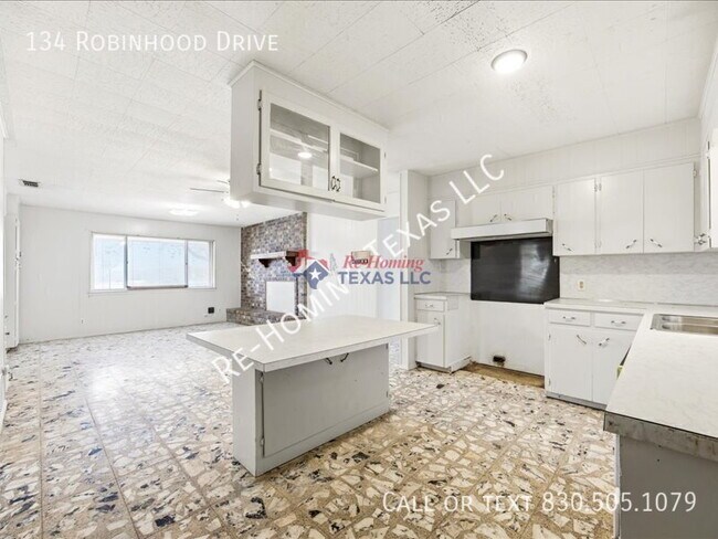 Building Photo - 134 Robinhood