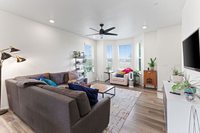 Building Photo - Beautiful 2 bedroom, 2.5 bath townhome in Mosaic