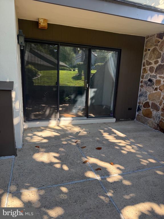 Building Photo - 14 Oak Knoll Dr
