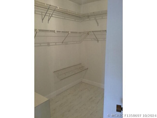 Building Photo - 2500 Parkview Dr