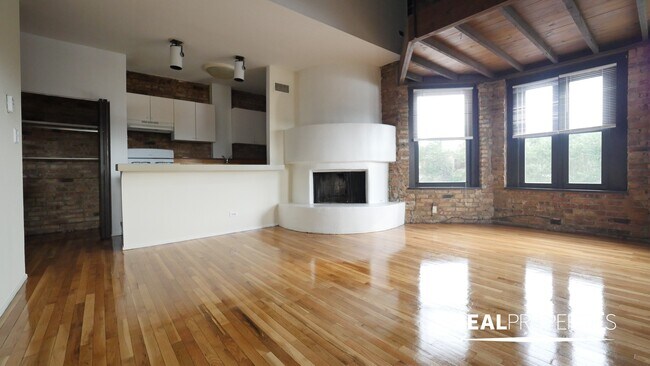 Building Photo - 554 W Wellington Ave