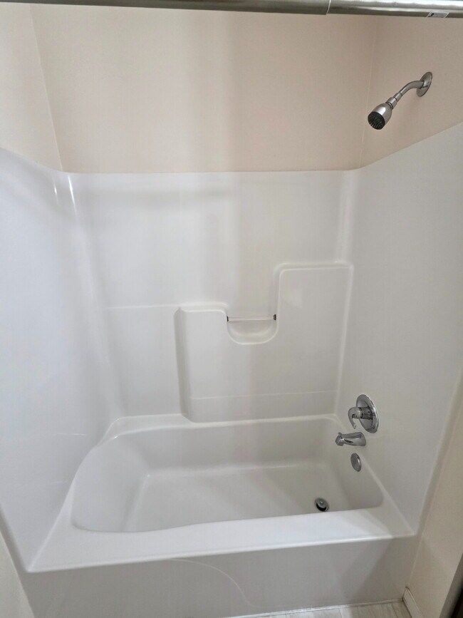 Building Photo - 2 Bedroom | 1 Bathroom 3rd Floor Apartment...