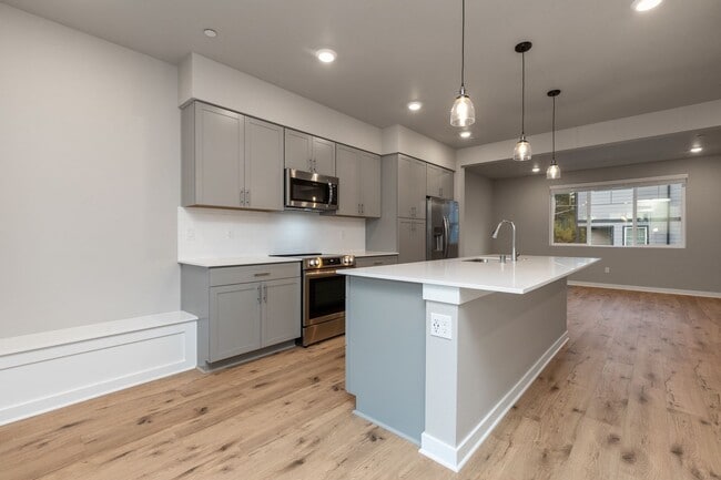 Building Photo - Modern 3 Bedroom Townhome with Designer Finishes in Lynnwood