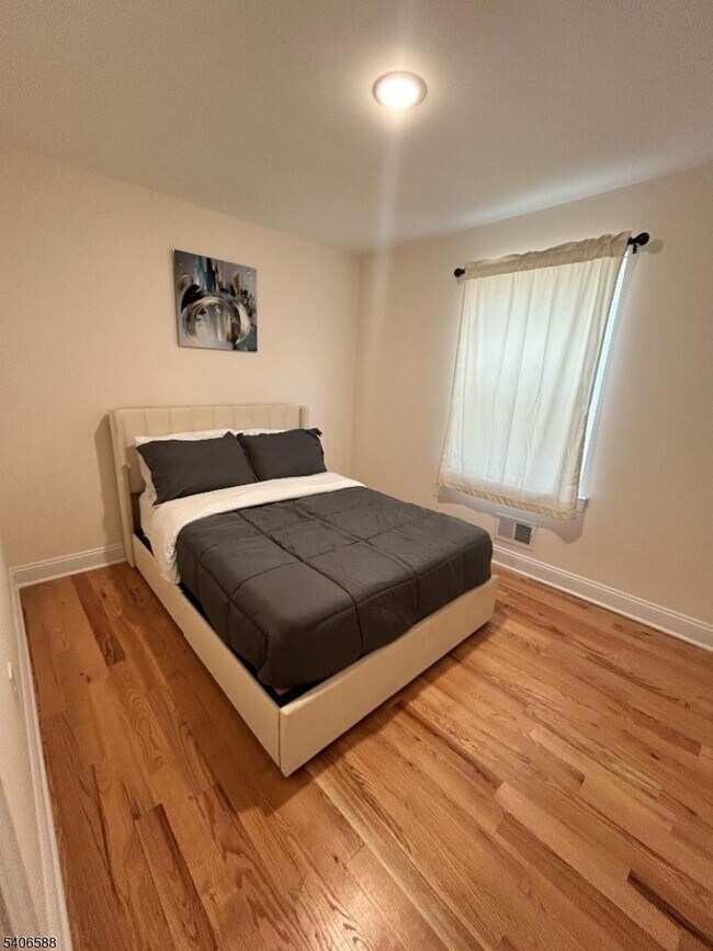 Building Photo - 337 13th Ave