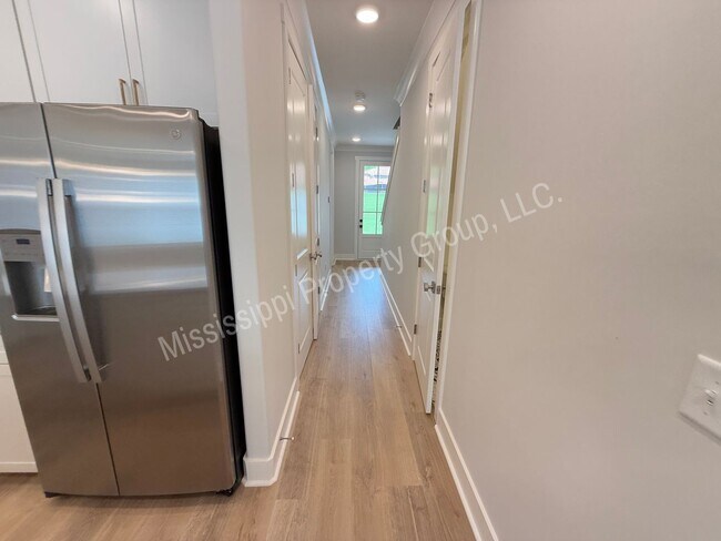 Building Photo - 703 Miramar Ln