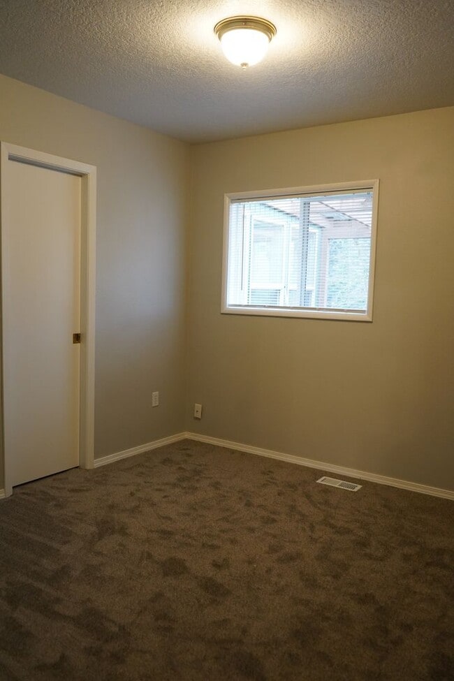 Building Photo - 9104 NE 34th Ave