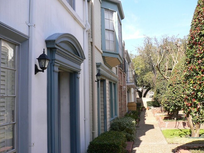 Building Photo - 9820 Park Ln Pl