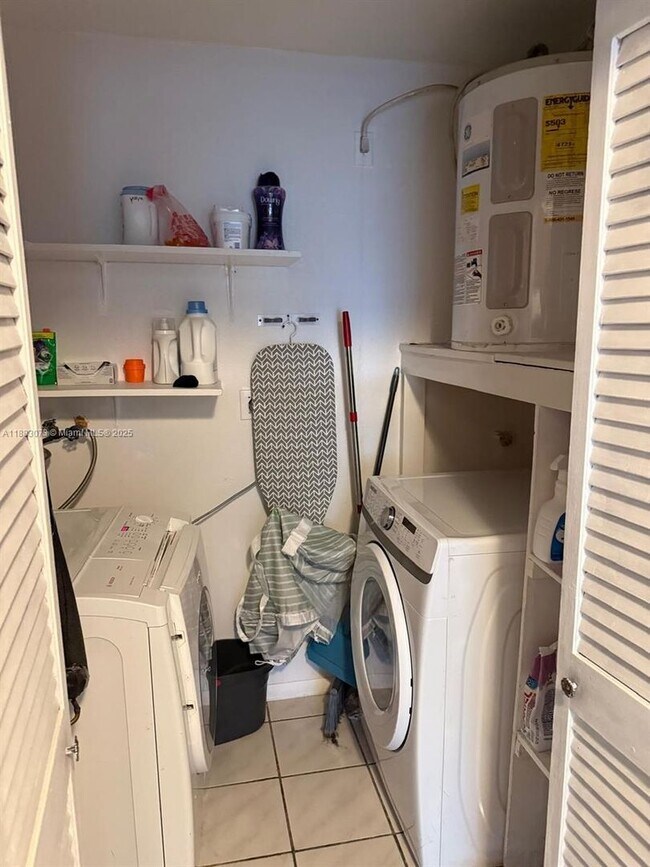 Building Photo - 826 SW 12th Ct