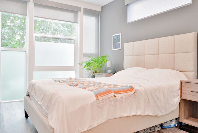 Building Photo - Modern 3 bed/ 2.5 bath townhome in Ballard!