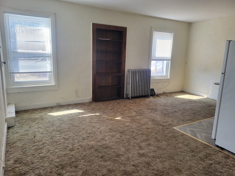 Building Photo - 206 Main St