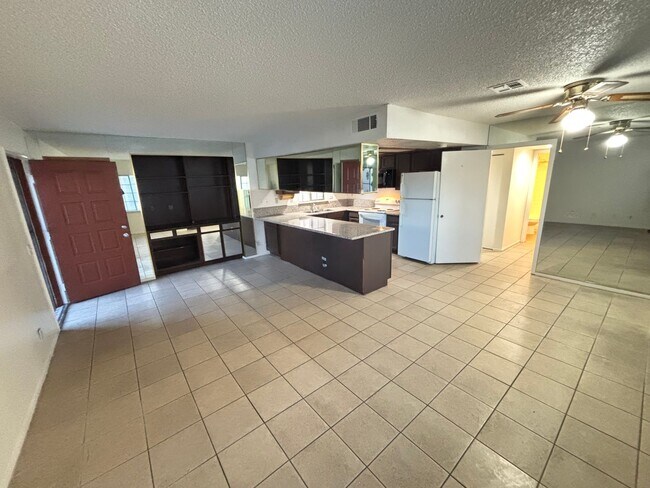 Building Photo - Charming 2BED/2BATH Condo located in Spring Oaks Community.