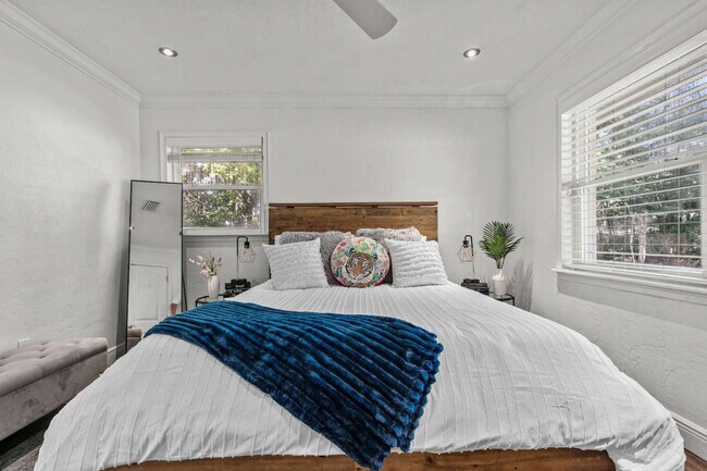 Building Photo - 2821 NW 4th Ln