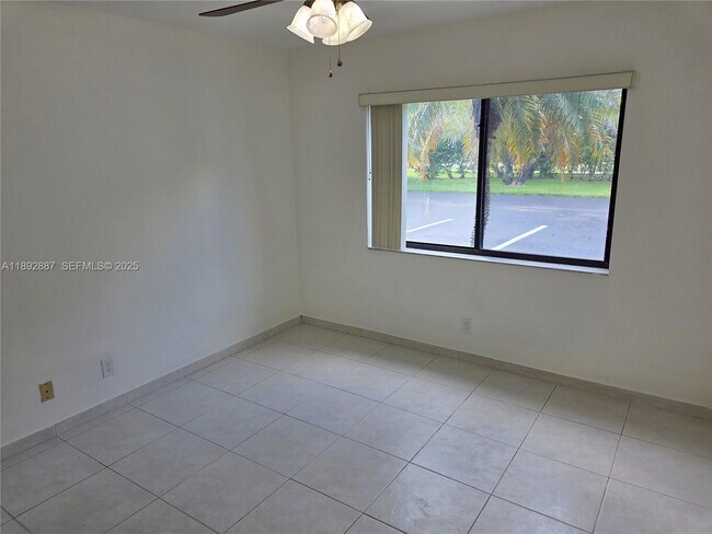 Building Photo - 460 Lakeview Dr