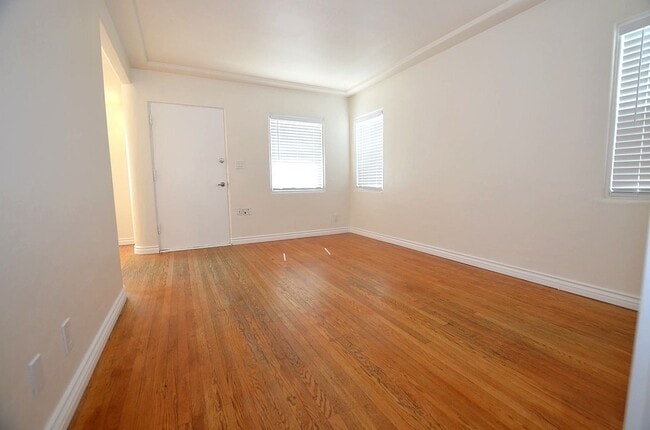 Building Photo - 1Bd/1Ba Home, large back yard. 1 Car garage.