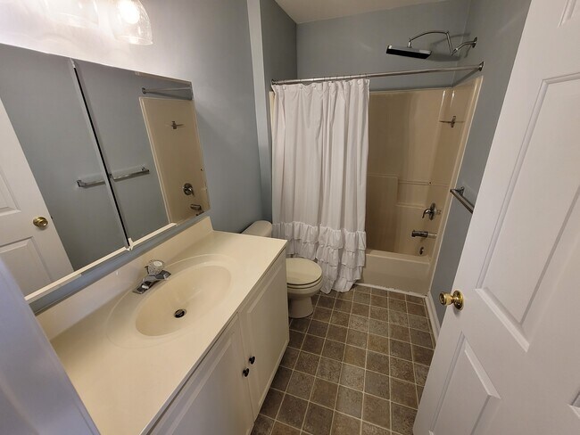 Building Photo - 83 Hunt Club Dr
