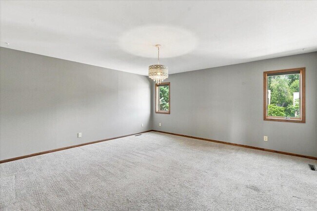 Building Photo - 911 Thomas Dr