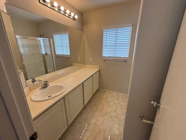 Building Photo - 4-bedroom, 2.5-bath home in Las Vegas, NV!