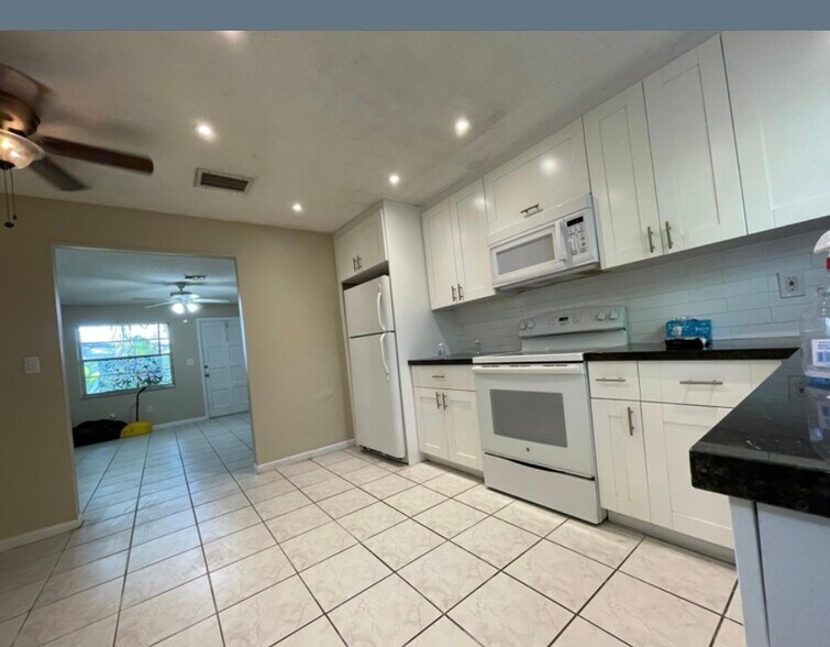 Building Photo - 4671 SW 66th Ave