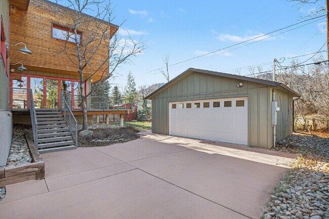 Building Photo - "Modern 4-Bed Boulder Retreat with Granite Elegance & Finished Basement!"
