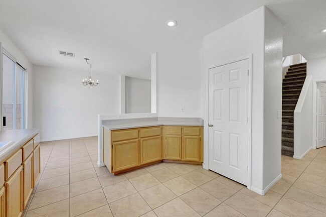 Building Photo - Adorable 2 story in the Northwest! Fresh paint and new carpet!