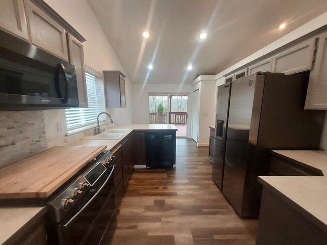 Building Photo - 4 bedroom 2.75 bath, Huge Fenced Yard with Landscaping Included!!