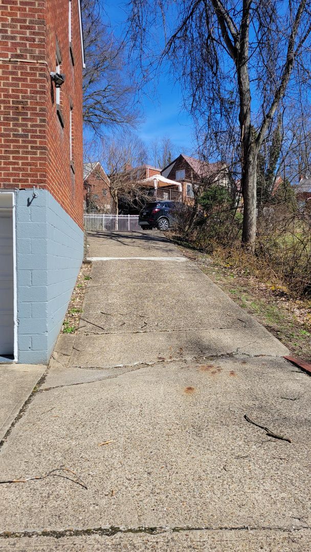 Building Photo - Spacious Three Bedroom Home