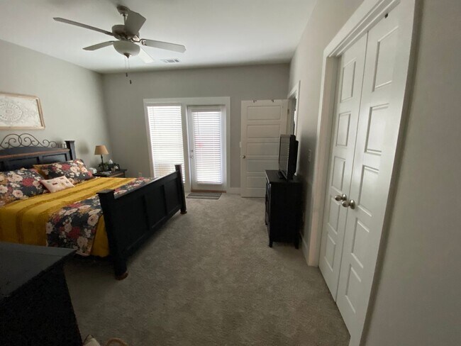 Building Photo - Fox Run Village Duette with Amenities