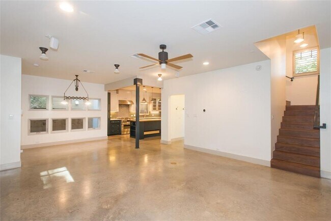 Building Photo - 610 W Live Oak St