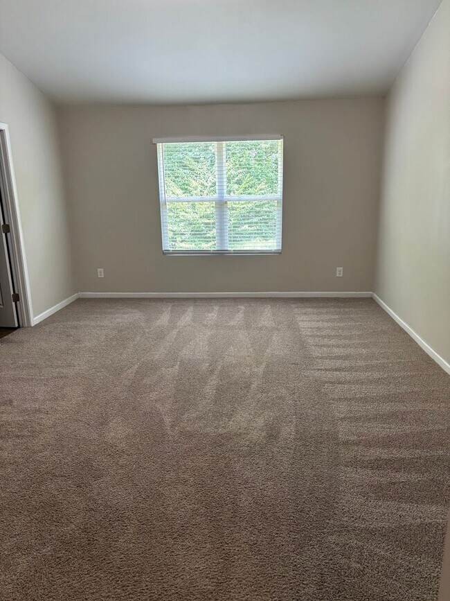 Building Photo - Four Bedroom Home In Mineral Springs/Unive...