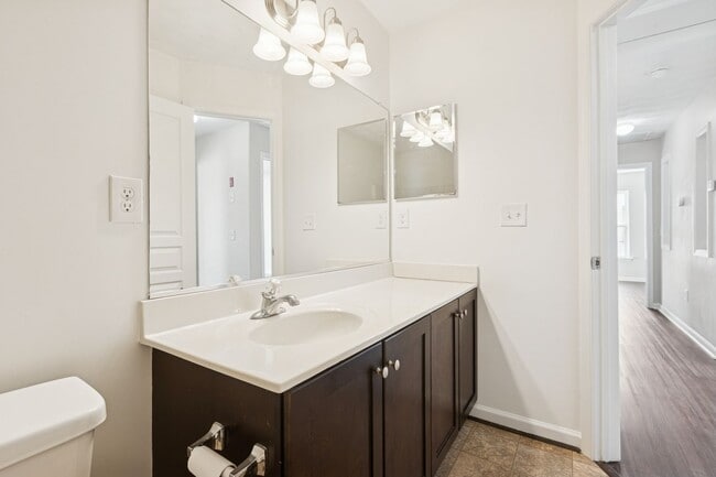 Building Photo - Suffolk Condo- Ready for move in