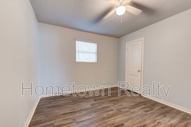 Building Photo - 9809 N McKinley Ave