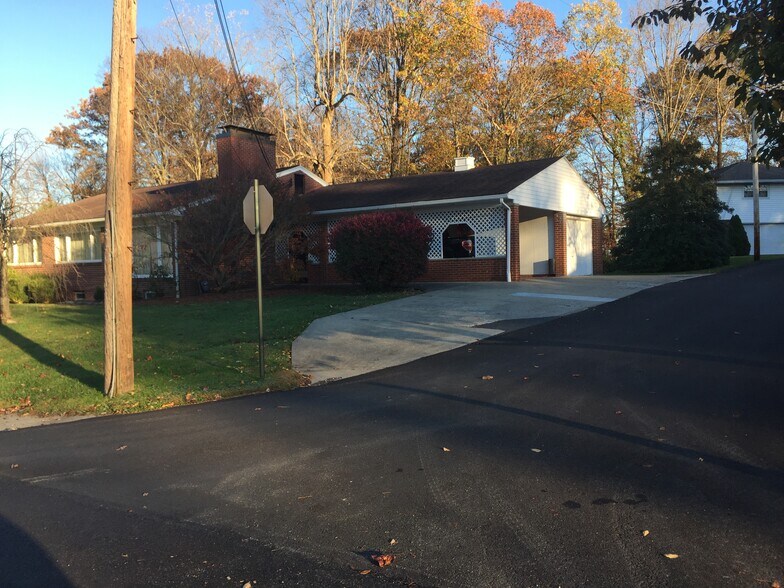 Driveway with carport and garage - 1011 Woodland Dr