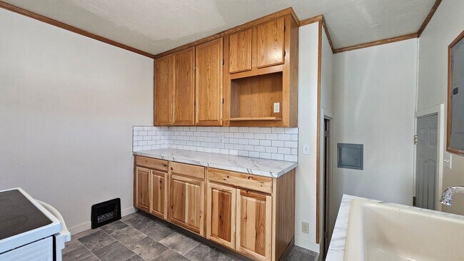 Building Photo - Pet Friendly, Fully Fenced Richland Duplex!