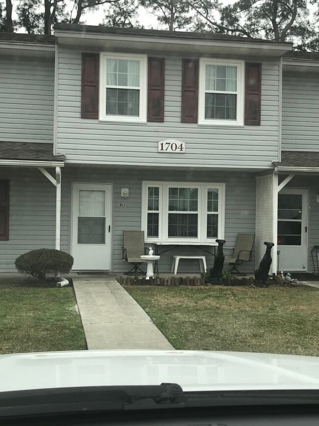 Building Photo - 1704 Fawn Vista Dr N