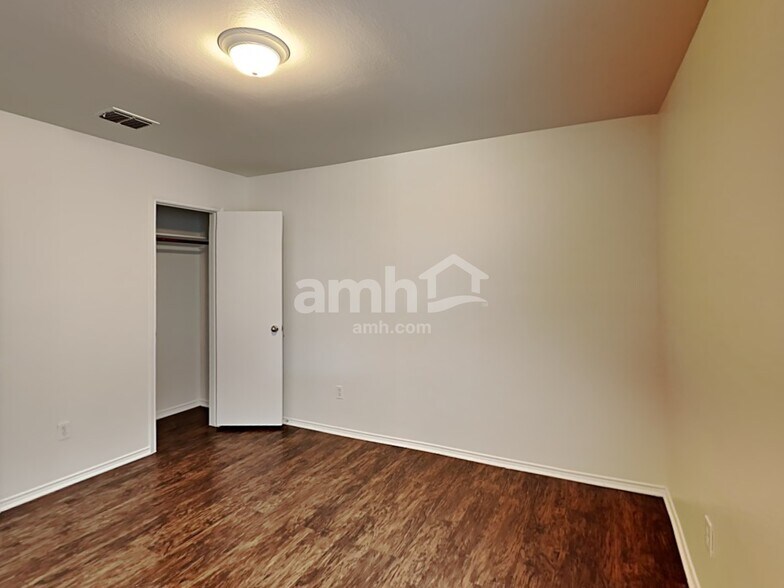 Building Photo - 742 Mission Ln