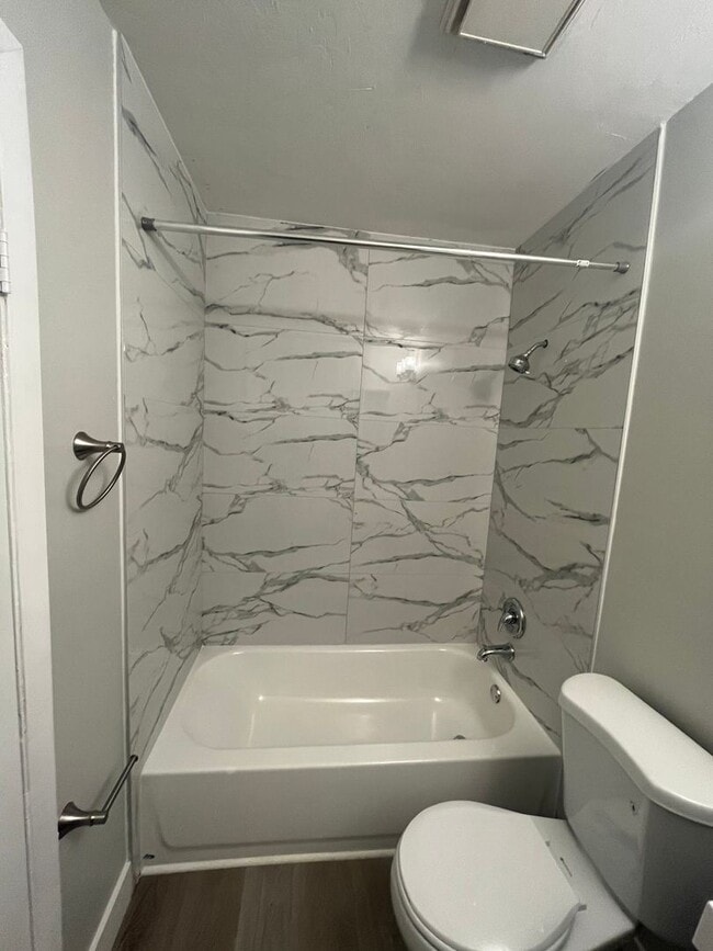 Building Photo - 2 br, 1 bath House - 902 E TIFFANY DR #3