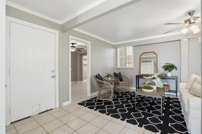 Building Photo - 818 Cedar Rd