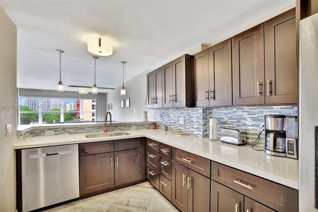 Building Photo - 3000 E Sunrise Blvd