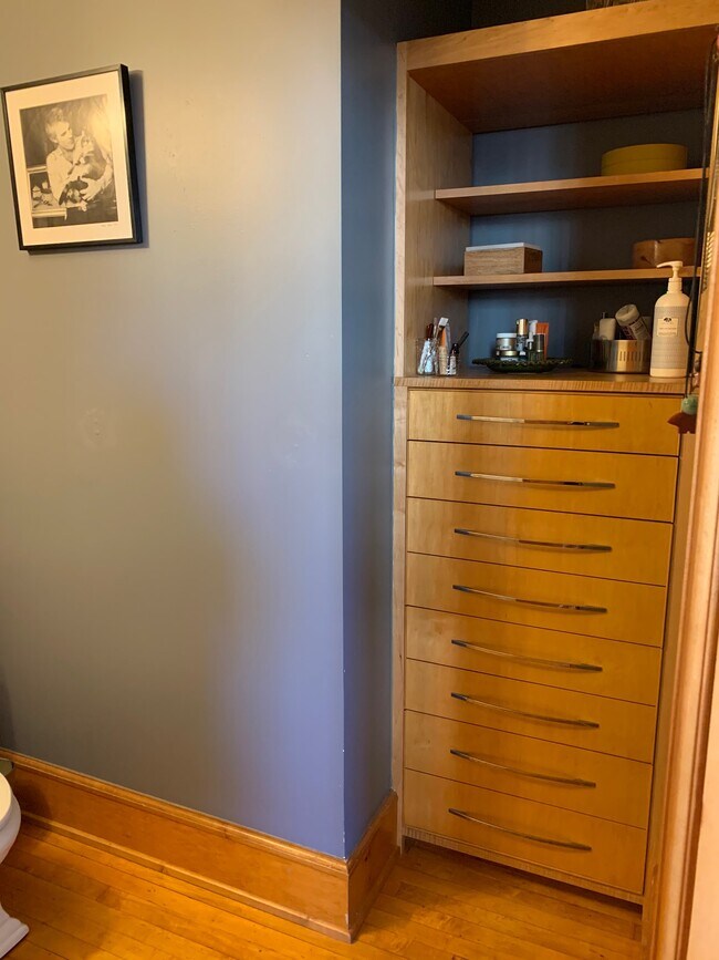 Building Photo - 59 College St