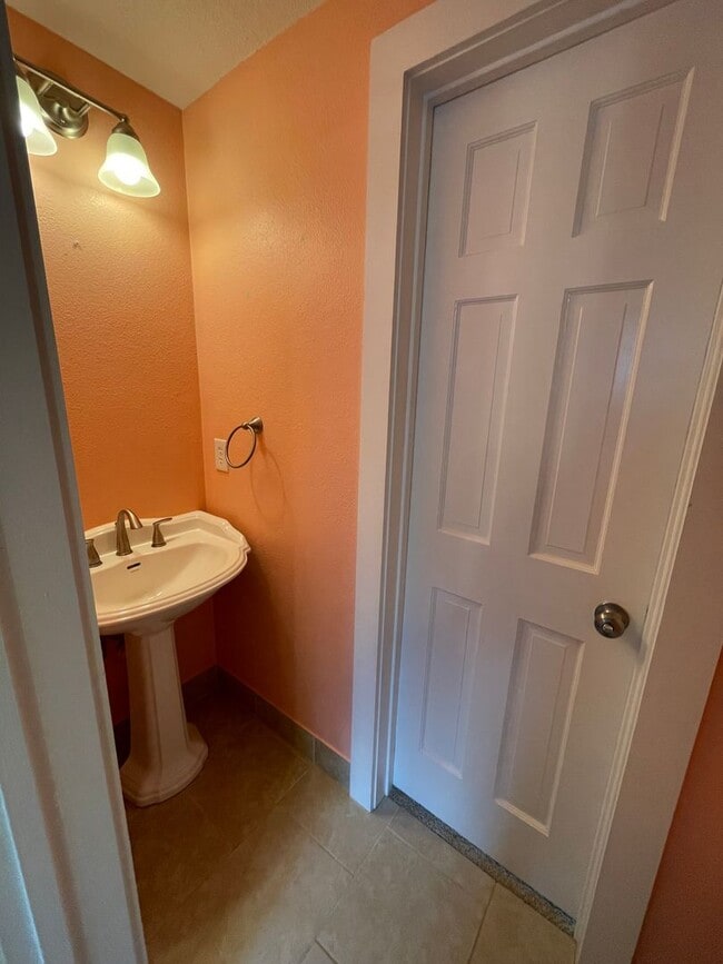 Building Photo - 2 Bedroom Near ESU!