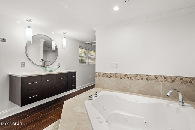 Building Photo - 1528 Oak Ave