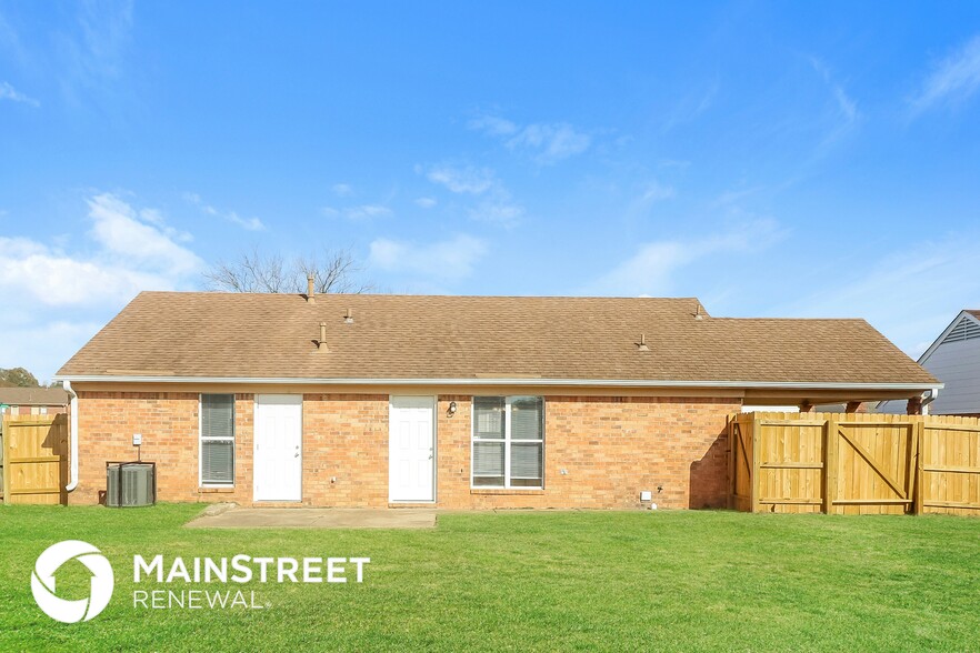 Building Photo - 6213 Magnolia Lakes Dr