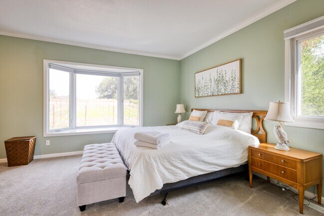 Building Photo - Wine Country Living! Spacious 4 bedroom 2....