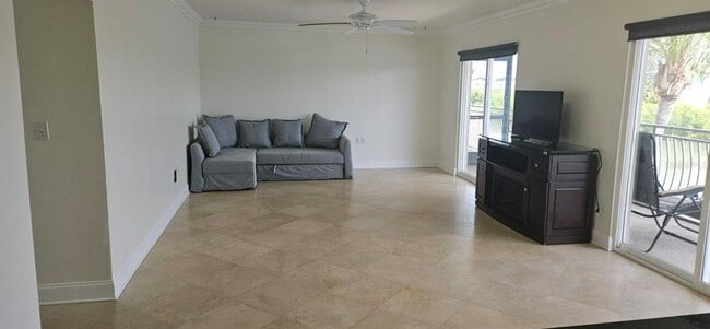 Building Photo - 8822 Bay Pointe Dr