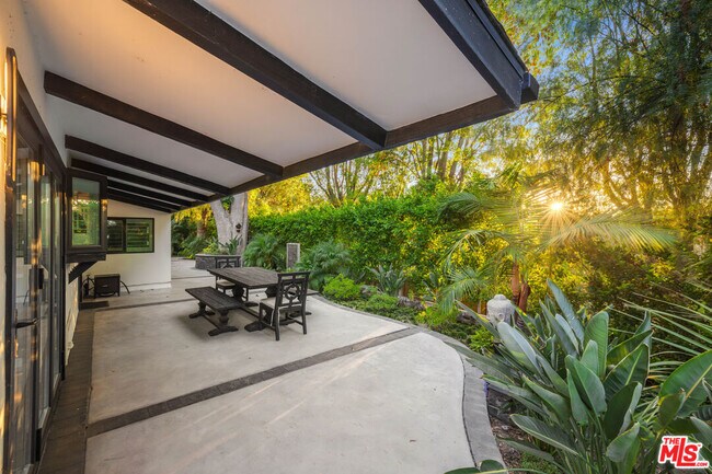 Building Photo - 16725 Oak View Dr