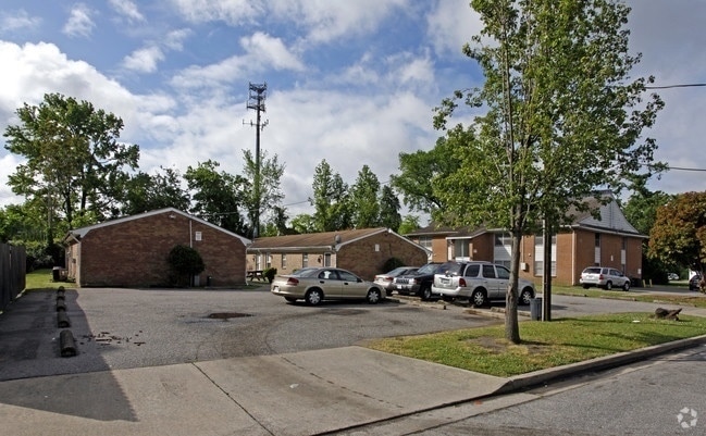 Building Photo - Quiet Two Bedroom Apartment off Rodman Ave